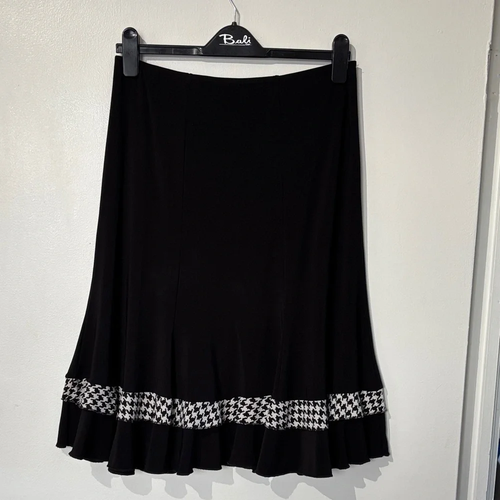 Bali Size Medium Black Skirt with Houndstooth Detail - Picture 5 of 5